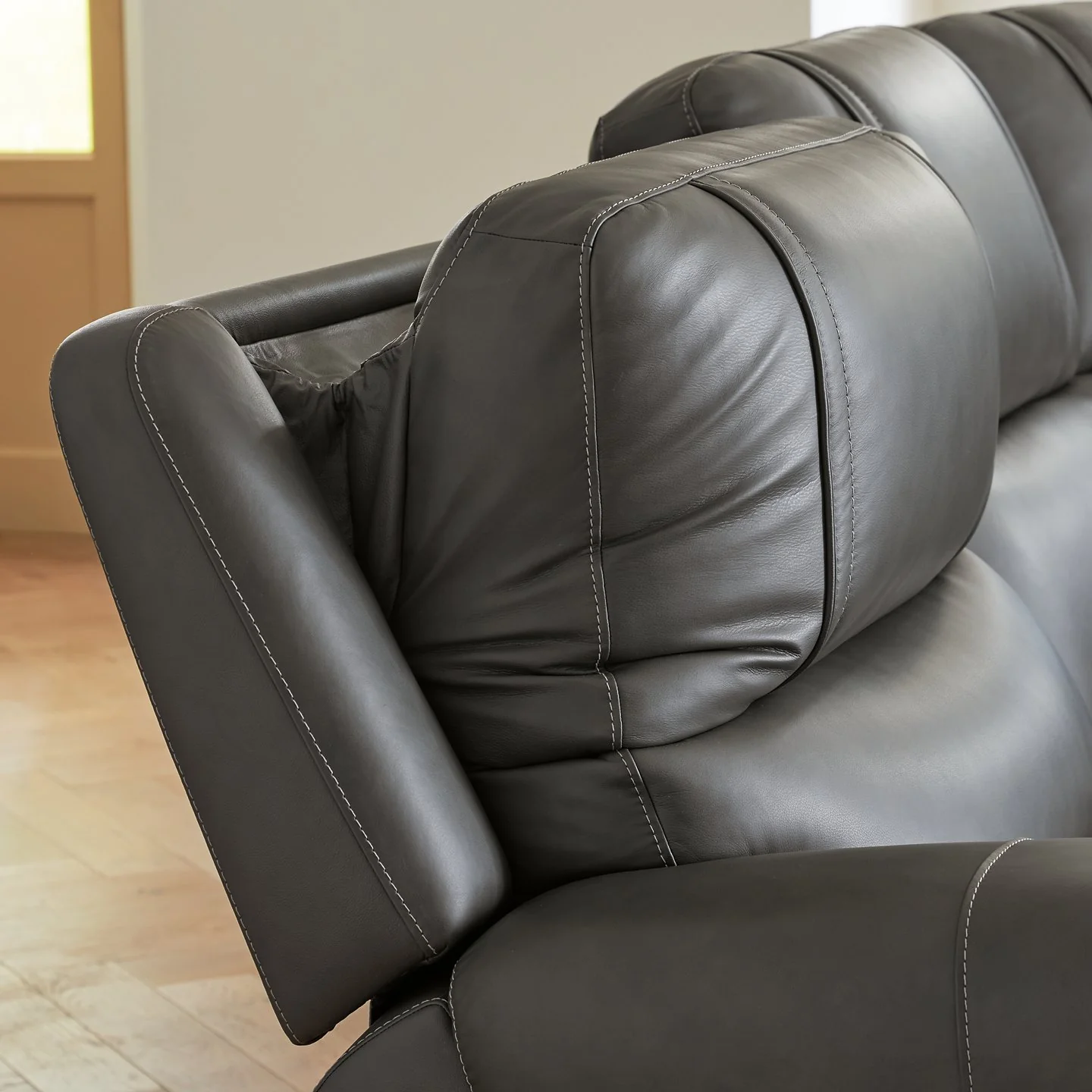 5Z - Pittson Power Sectional Reclining Sofa - Image 4